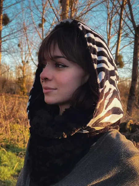 image de capuche à porter zébrée de profil